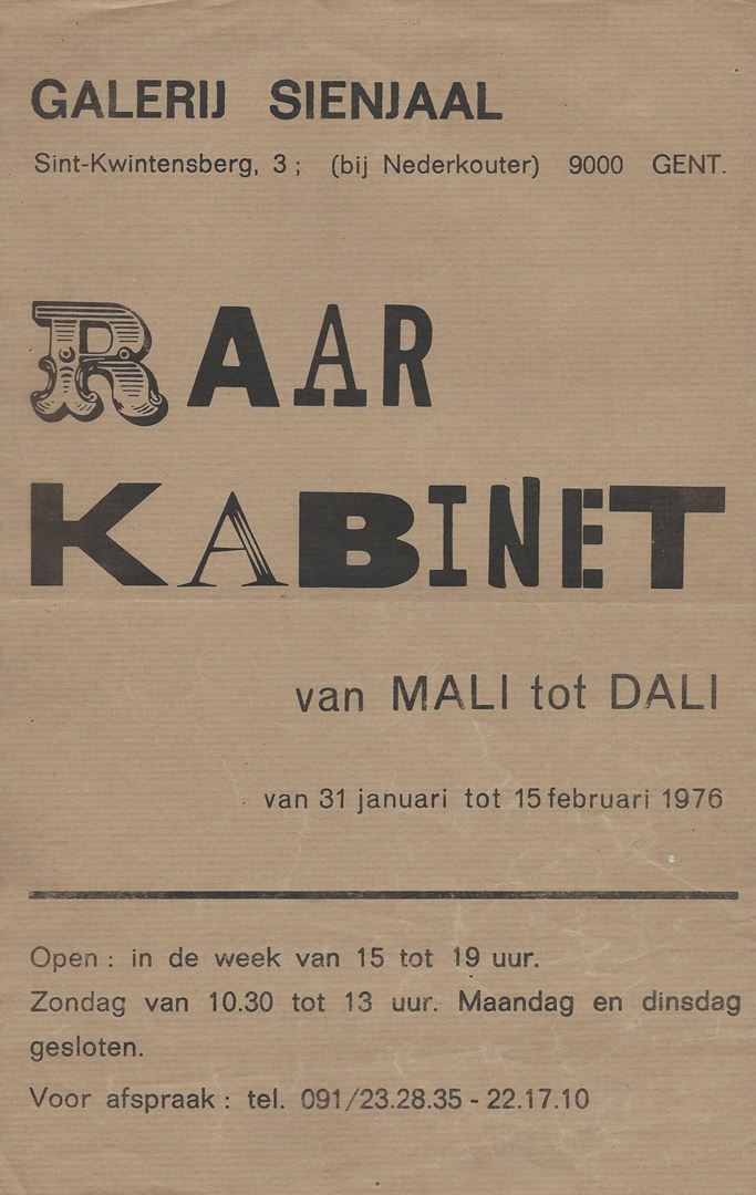 Affiche van de tentoonstelling “Raar Kabinet, van Mali tot Dali” in de Galerij Sienjaal, Sint-Kwintensberg 3 (bij Nederkouter) in Gent van 31 januari tot 15 februari 1976. André Vereecken - Robert Aerens - Alechinsky - Guy Belhomme - Dali - Felix De Boeck - Jules De Bruycker - Paul De Cocker - René De Coninck - Lena Degerlid Ohlsson - Jules Dewaele - André Frickx - Vic Gentils - Armand Heins - Marcel Hubert - Gilbert Jonckheere -  Labisse - Octave Landuyt - Hubert Malfait - Pol Mara - Netty Michels - Luc Peire - Roger Raveel - Renaat Saey - Jos Verdegem - Christel Vereecken - José Vermeersch - Luc Verstraete
