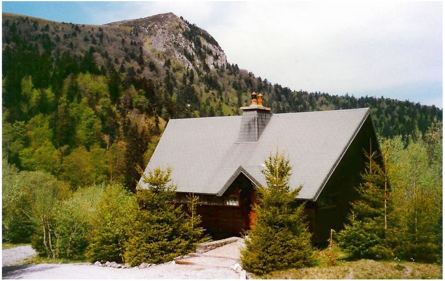 La Musardière en été avec le capucin en arrière plan