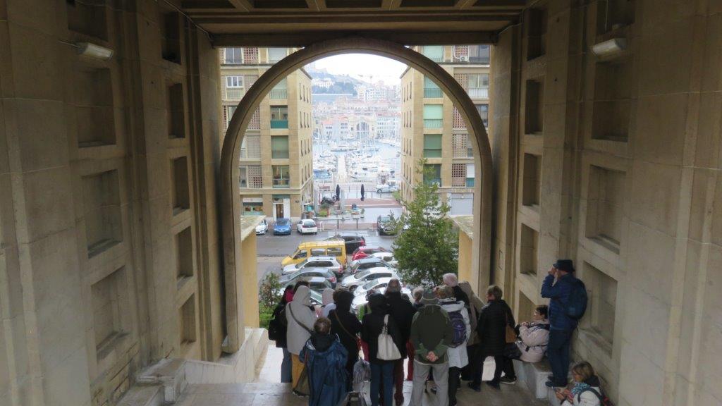 25 le panier sous la pluie