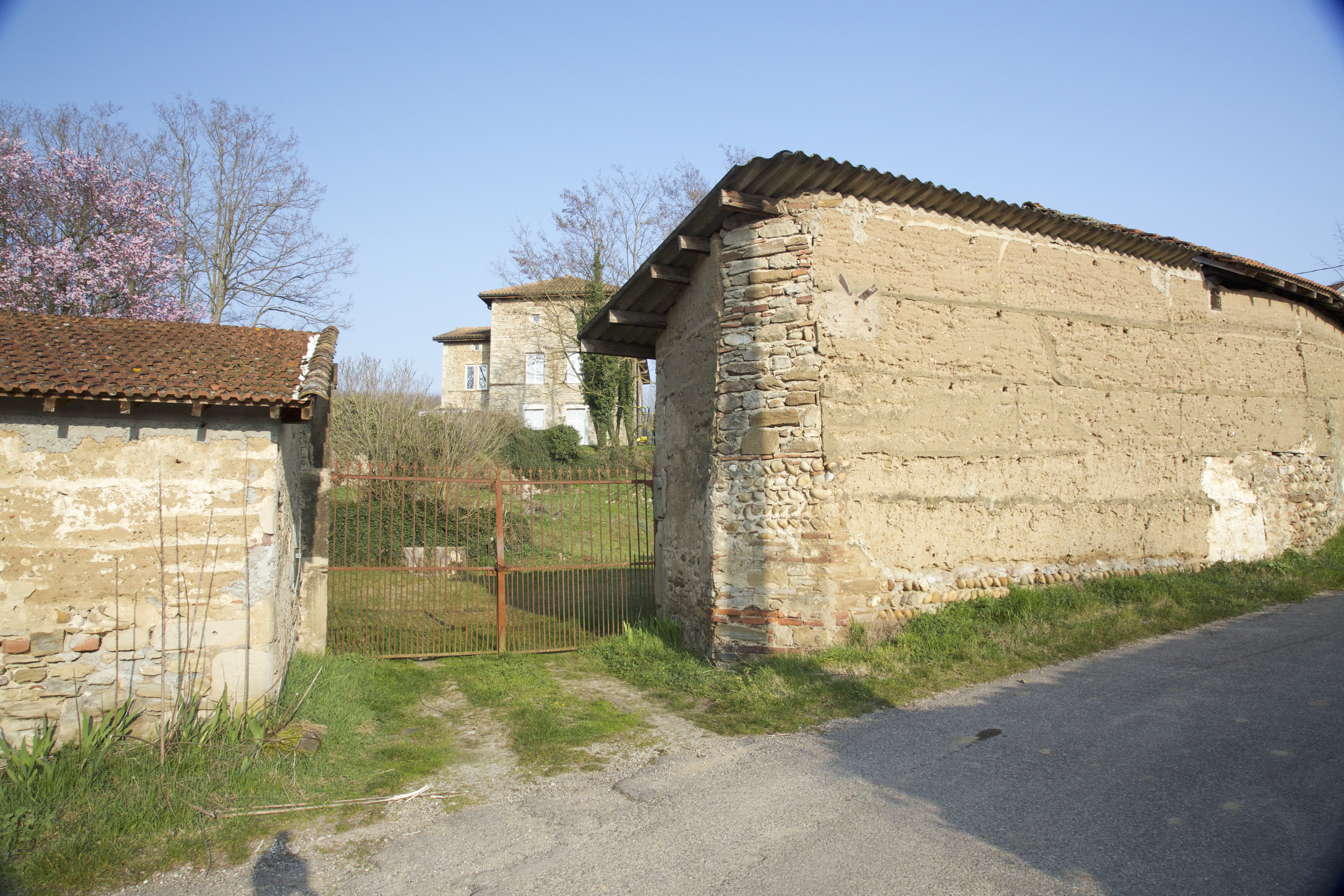 La Garde Portail entree et vue sur logis de maitre