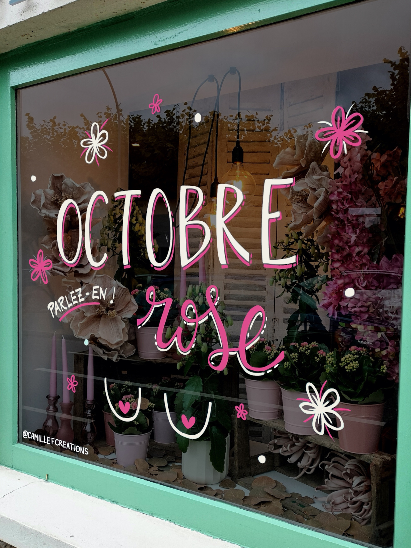 Peinture sur vitrine pour Octobre Rose, en blanc et rose avec lettrage