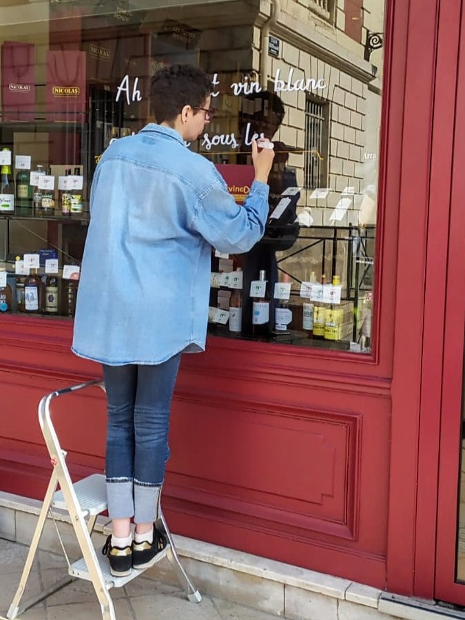 Peinture sur vitrine paroles de chansons à Rambouillet dans les Yvelines par Camille Fauquet
